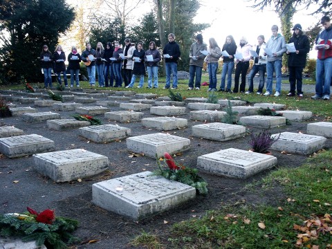 Kl. 10b gedenkt mit Antikriegsliedern zum Volkstrauertag der Toten.