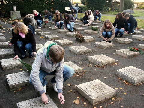 Auf den Grabsteinen werden Teelichter entz�ndet.
