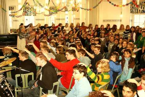 Vor dem Singen: Gegenseitiges Ertasten der Kopfresonanzr�ume