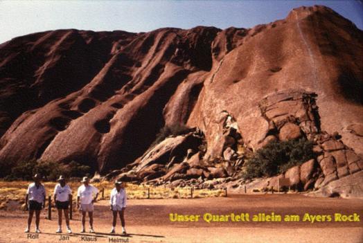 Wir Vier allein vorm Ayers Rock