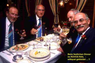 In schicker Kleidung dinieren wir im Rovos-Rail - gro�er Beifall f�r unser spektakul�res Auftreten!